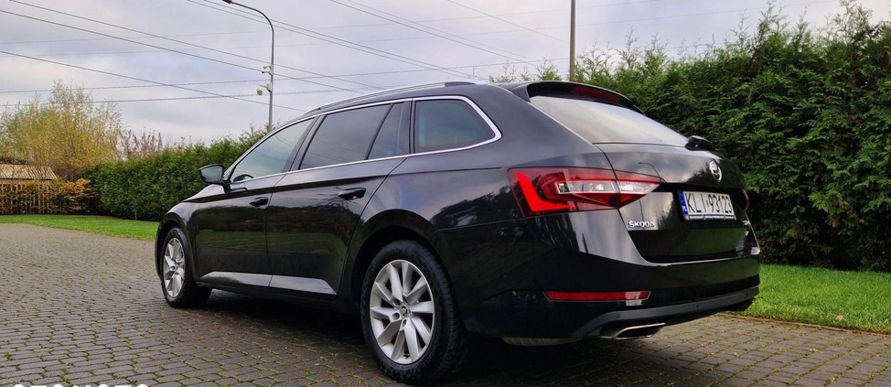 Skoda Superb cena 89800 przebieg: 144000, rok produkcji 2017 z Warszawa małe 742